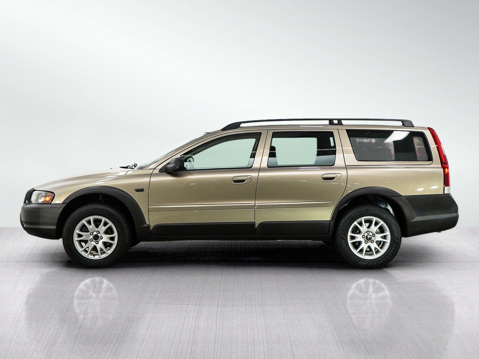 Used 2004 Volvo XC70 AWD/4WD image 2