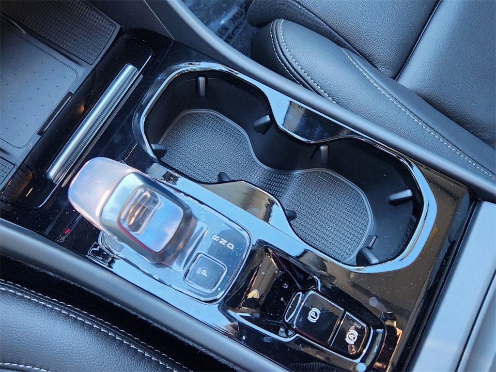 New 2025 Volvo XC40 B5 Plus w/ Protection Package Premier image 15