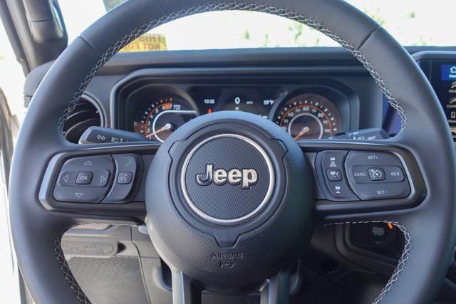 Used 2025 Jeep Wrangler Unlimited Rubicon AWD/4WD image 14