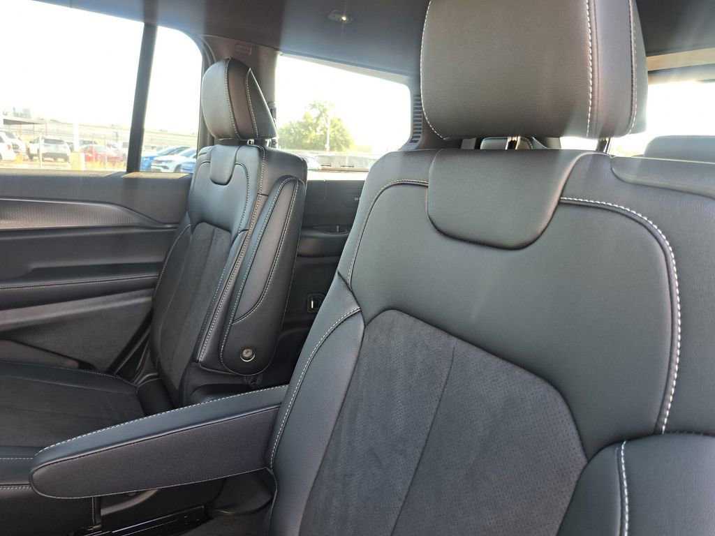 New 2025 Jeep Grand Cherokee L Laredo image 24