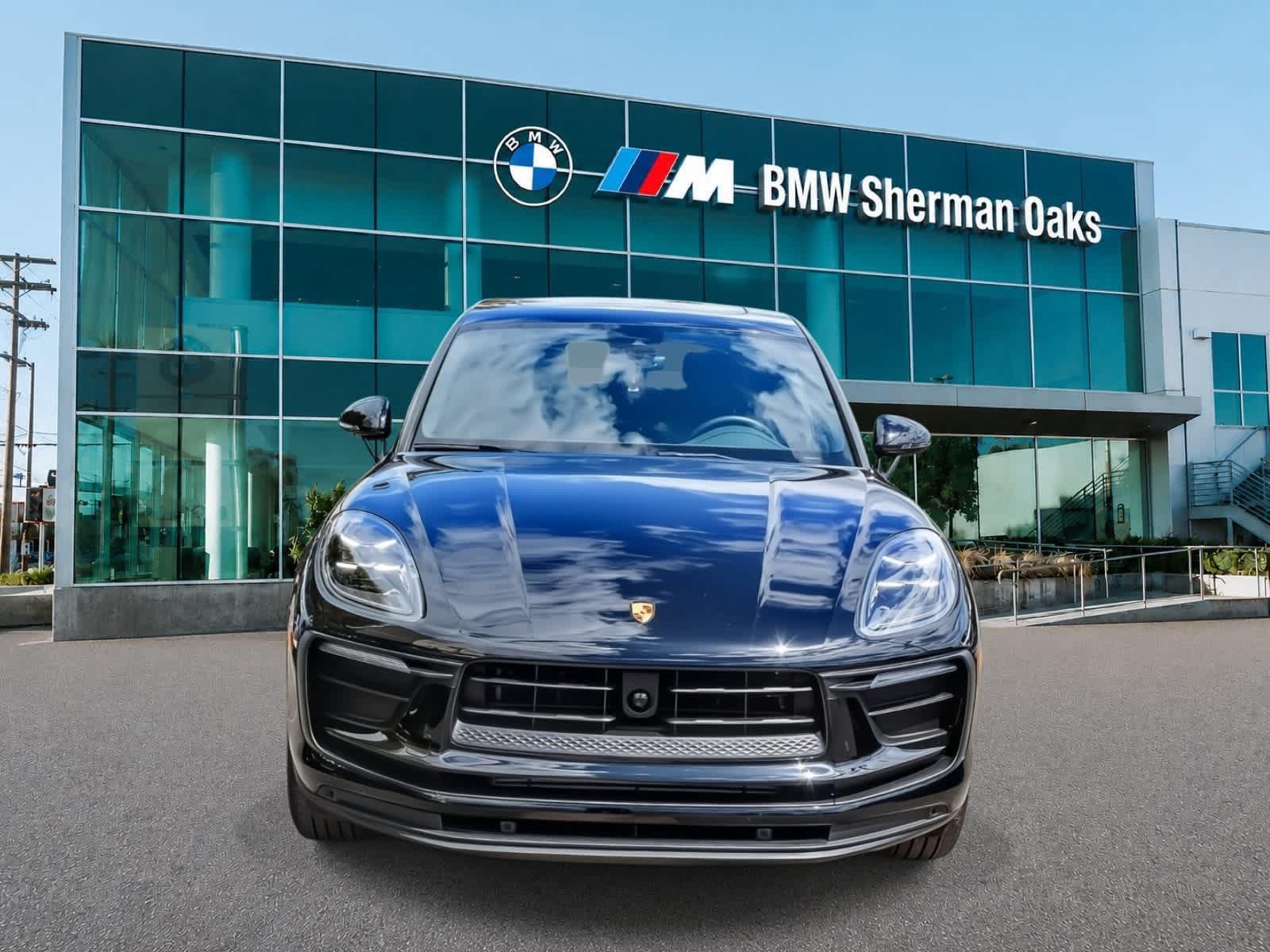 Used 2023 Porsche Macan AWD/4WD image 2