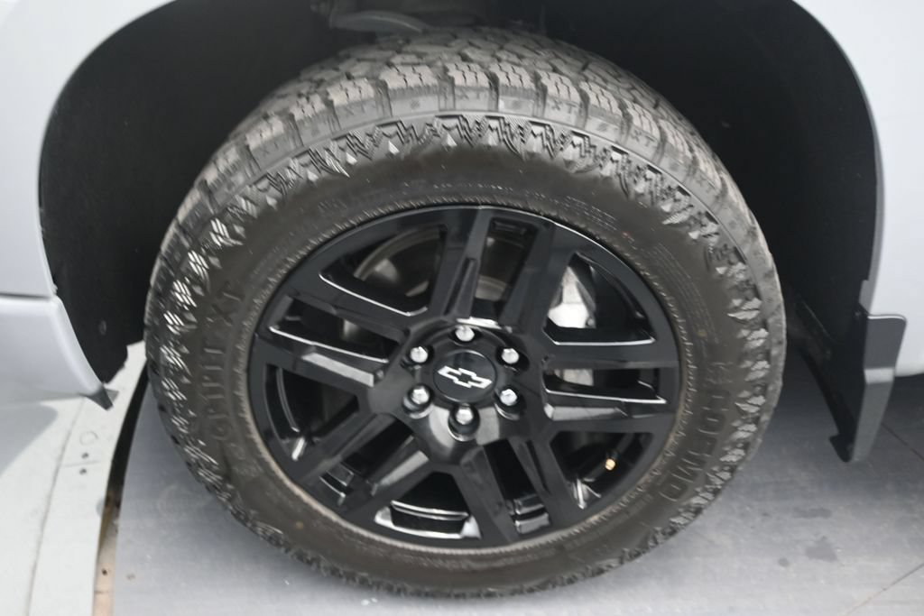 Used 2024 Chevrolet Silverado 1500 Custom w/ Turbomax Blackout Package RWD image 9