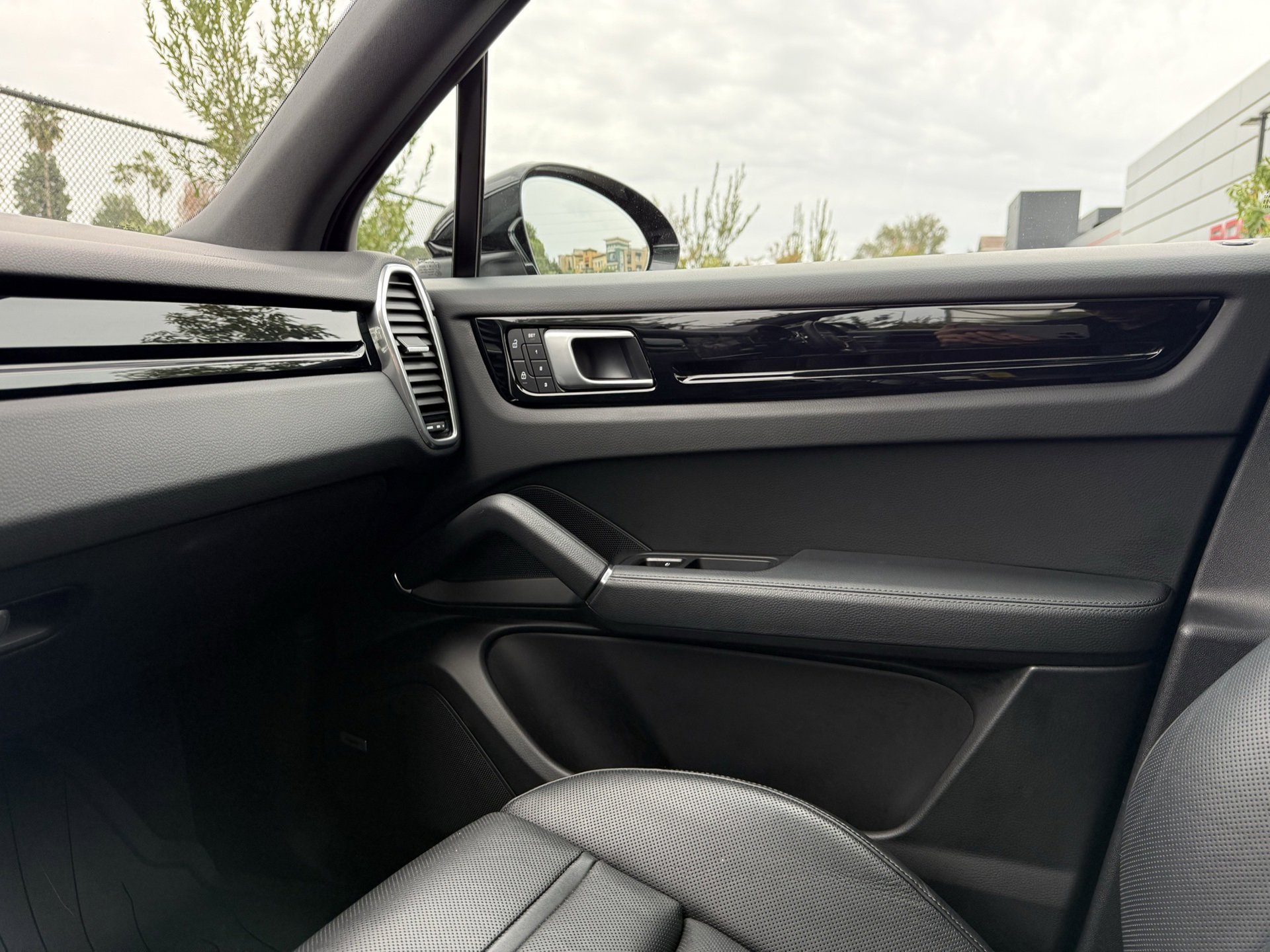 Certified 2022 Porsche Cayenne Platinum Edition image 24