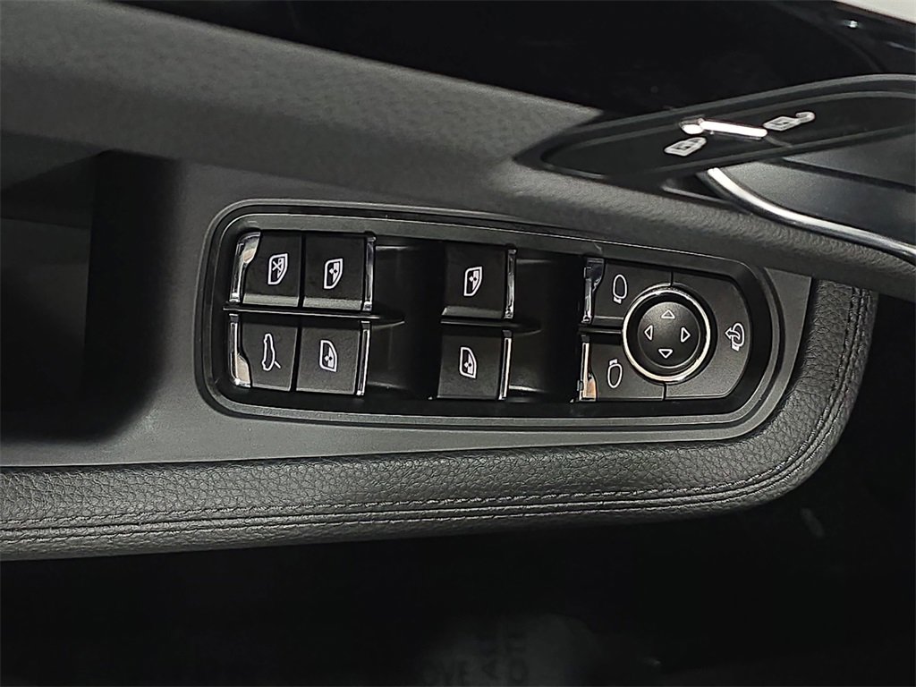 Used 2025 Porsche Macan image 21