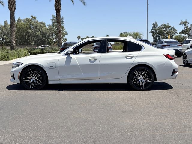 Used 2022 BMW 330e w/ M Sport Package RWD image 9