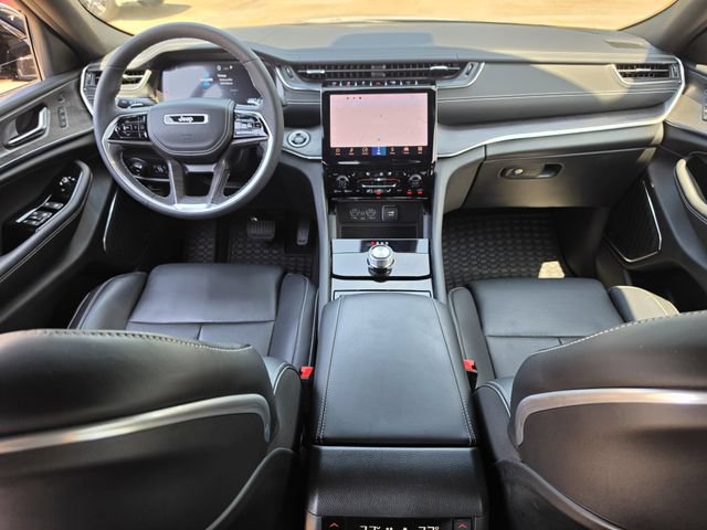 Used 2023 Jeep Grand Cherokee Overland w/ Luxury Tech Group IV RWD image 8