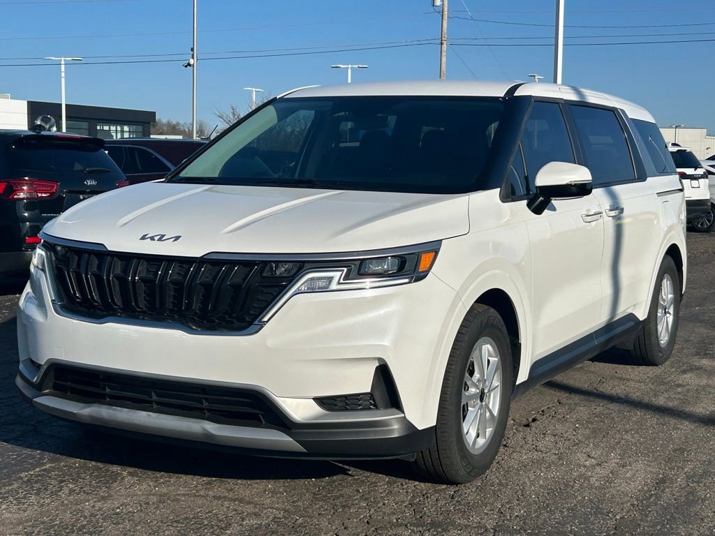 Certified 2023 Kia Carnival LX image 3