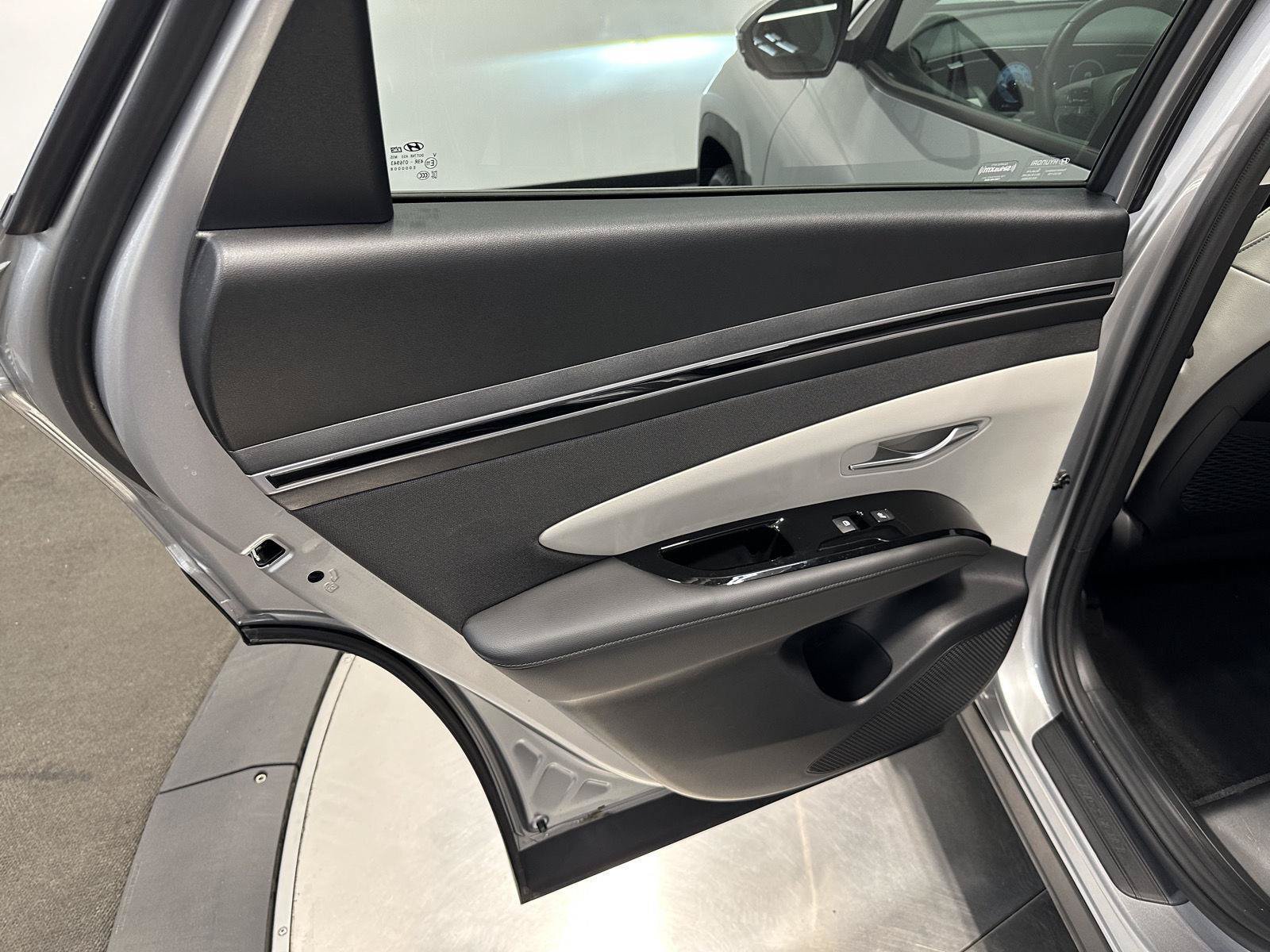 Certified 2024 Hyundai Tucson Limited AWD/4WD image 27