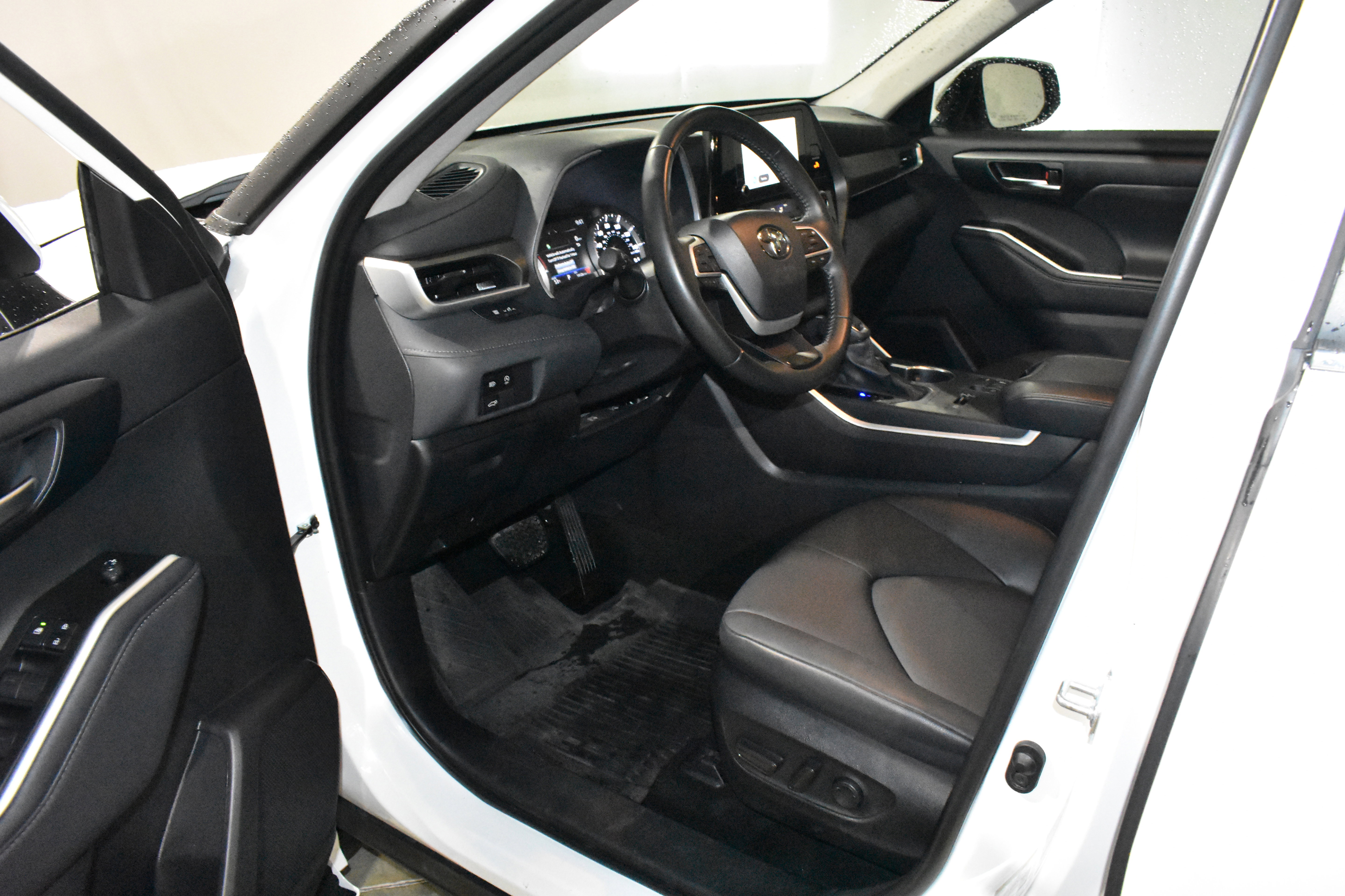 Used 2025 Toyota Highlander XLE FWD image 21