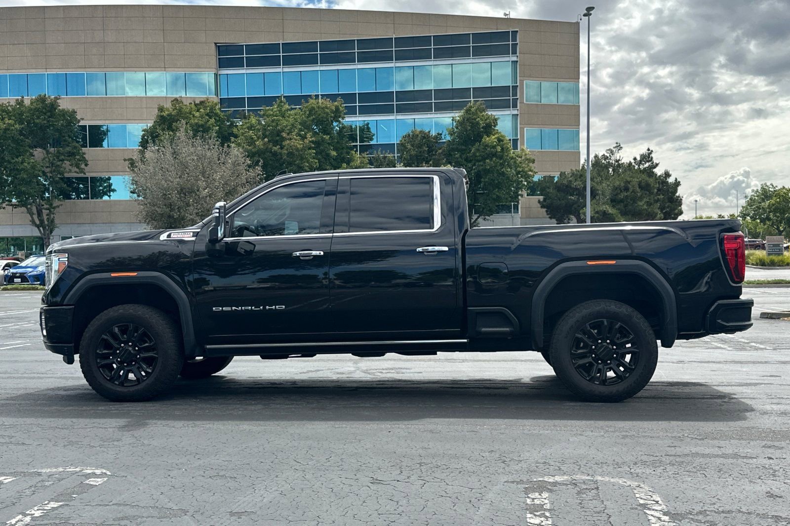 Used 2022 GMC Sierra 2500 Denali w/ Denali Black Diamond Edition AWD/4WD image 7