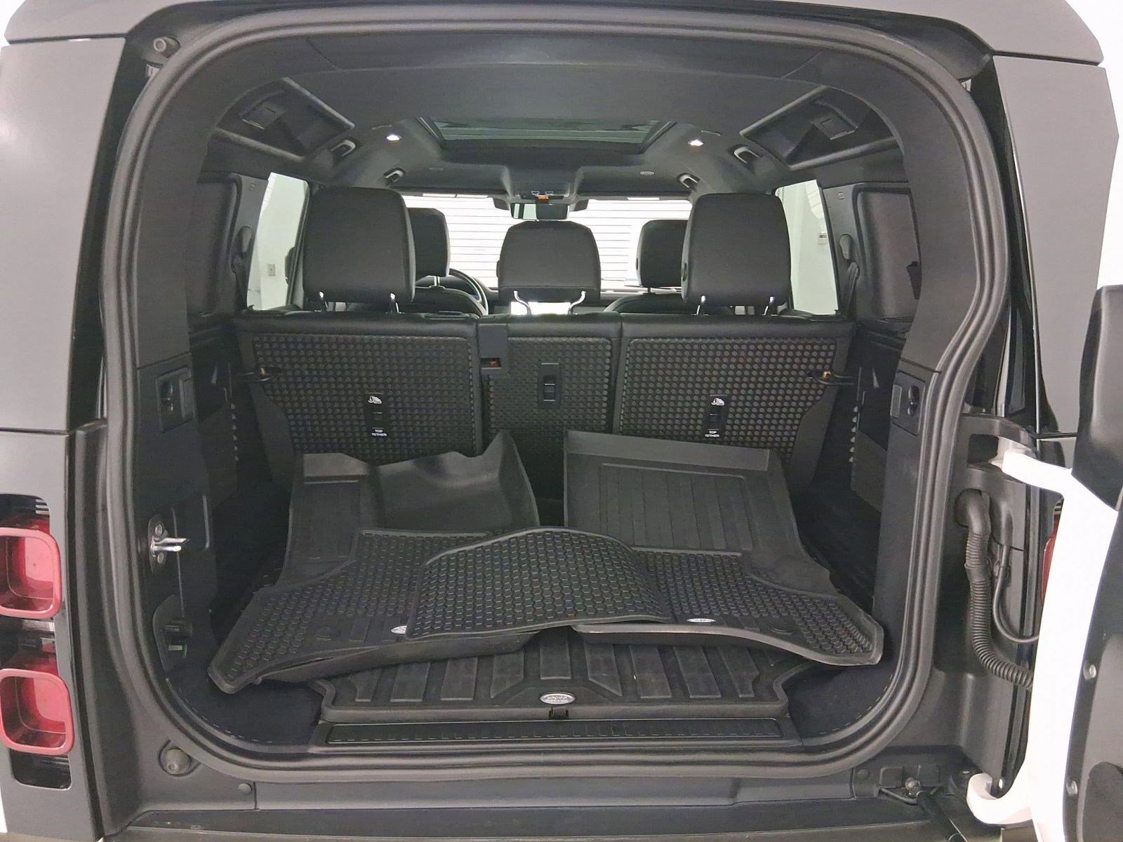 Used 2022 Land Rover Defender 110 X-Dynamic SE image 30