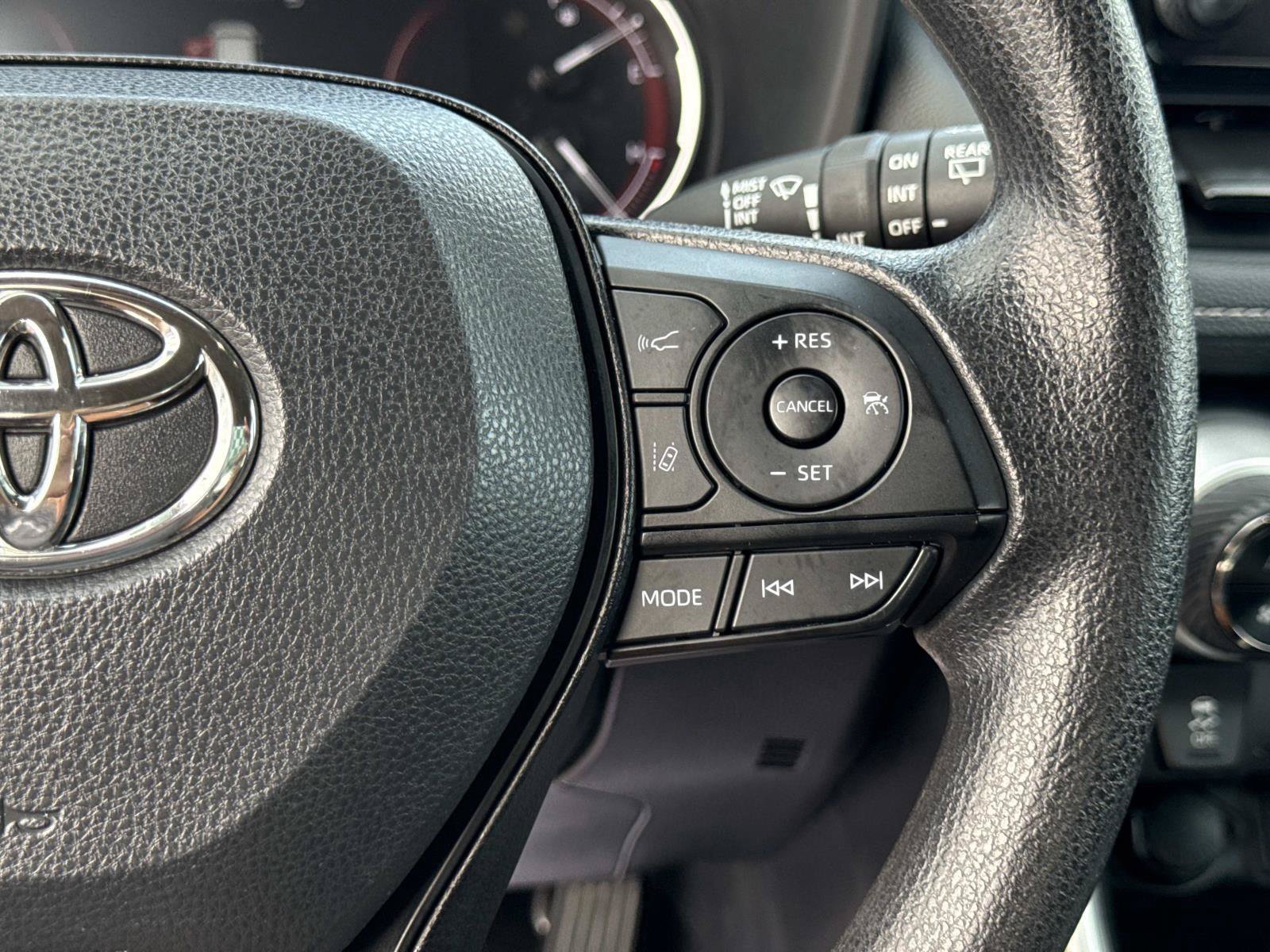 Used 2025 Toyota RAV4 XLE AWD/4WD image 20