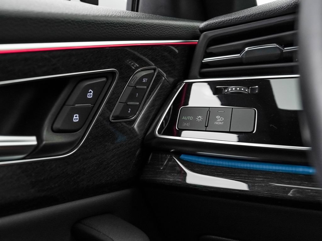Used 2019 Audi Q8 Premium Plus w/ Premium Plus AWD/4WD image 17
