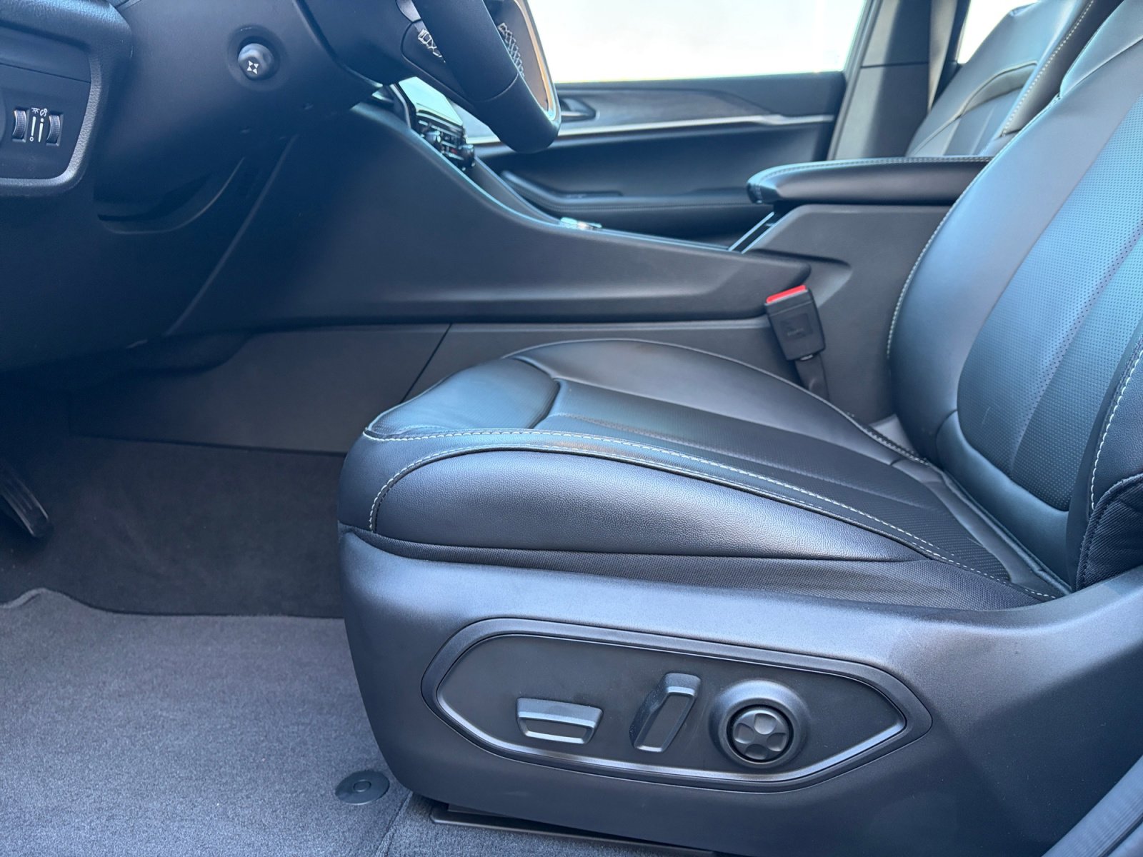 New 2025 Jeep Grand Cherokee Limited w/ Luxury Tech Group II image 13