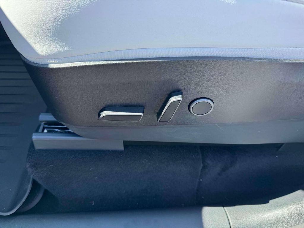 Used 2023 Tesla Model Y Long Range AWD/4WD image 17