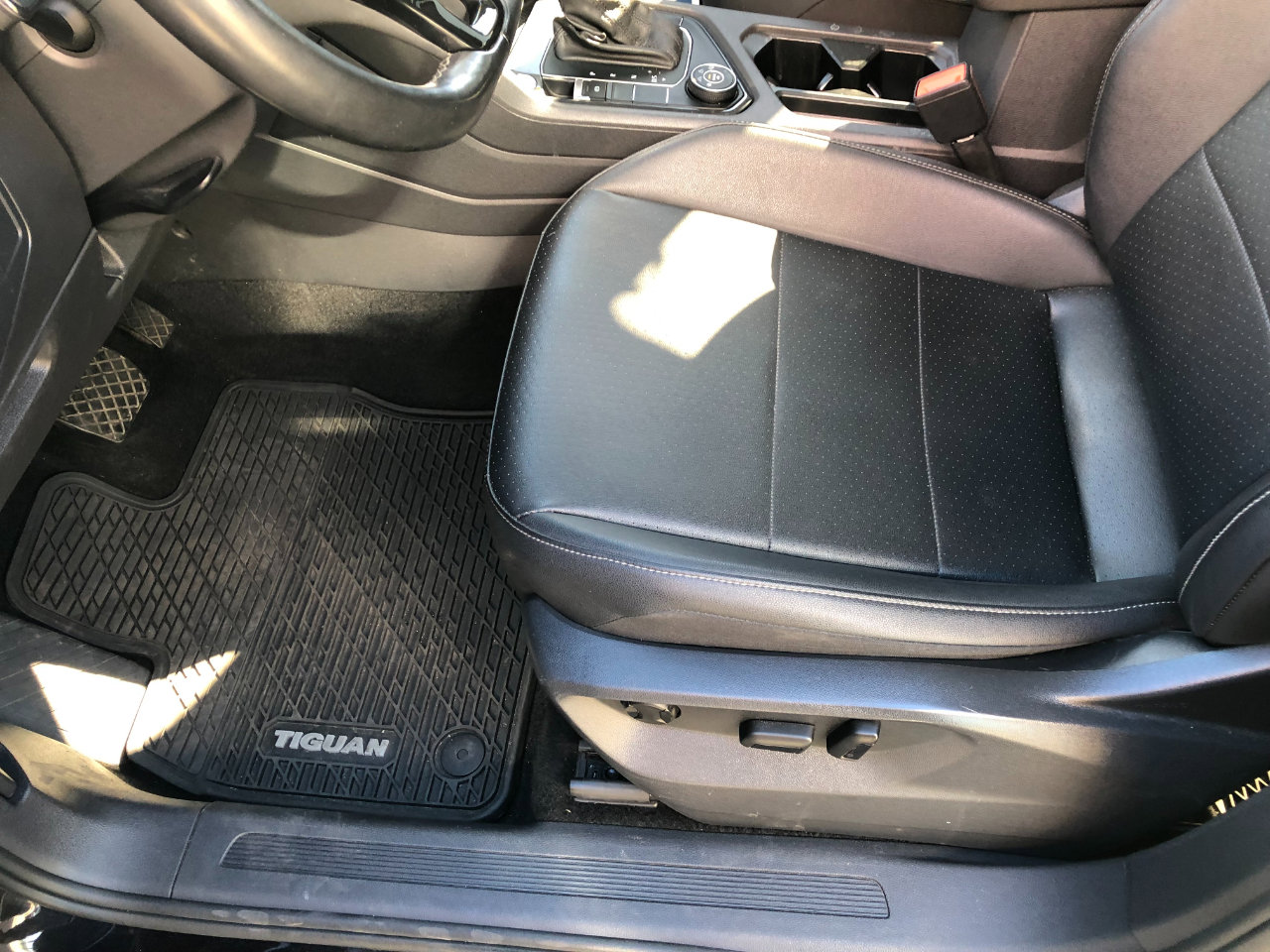 Used 2019 Volkswagen Tiguan SE w/ Panoramic Sunroof Package image 11