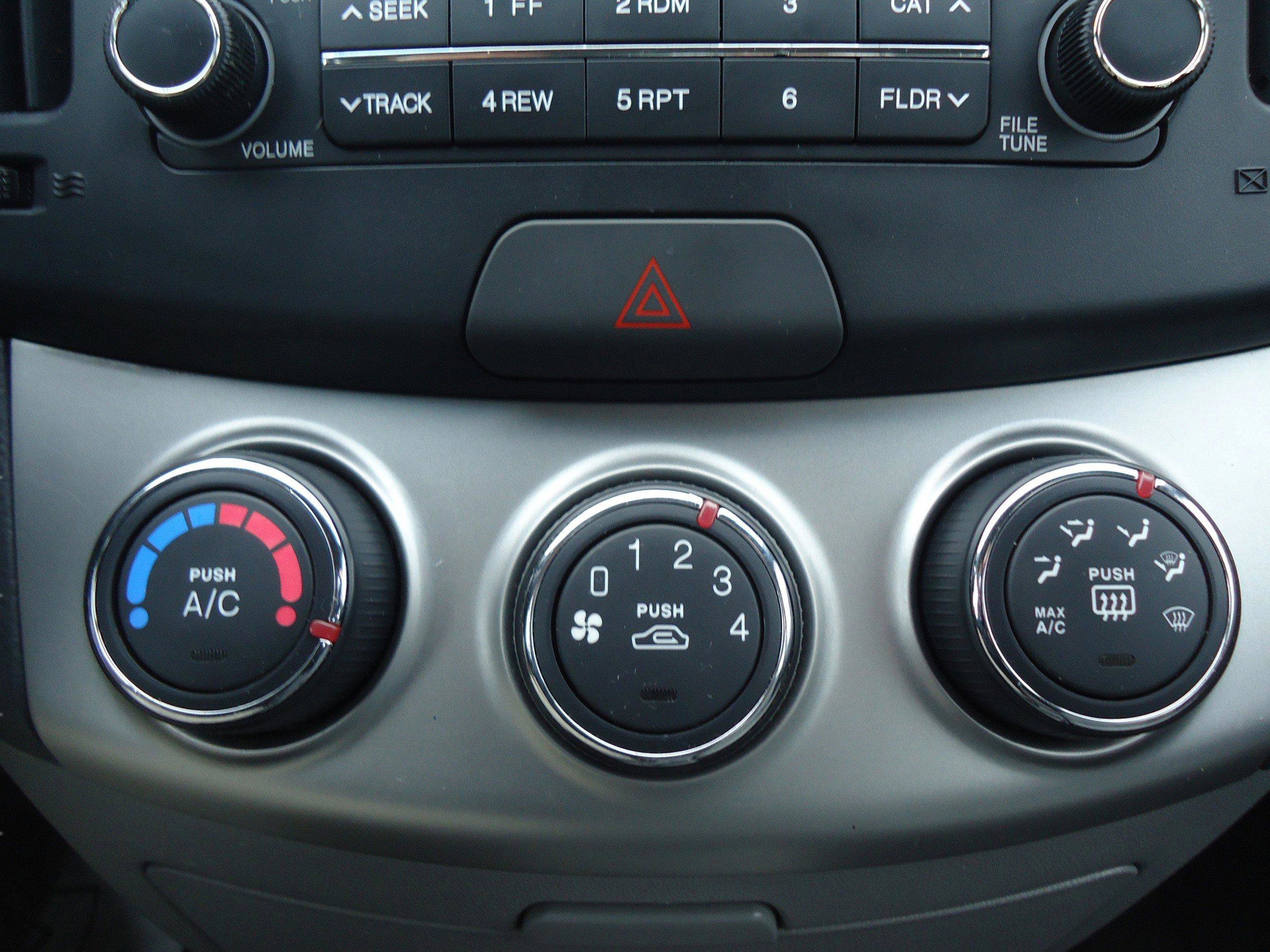 Used 2010 Hyundai Elantra GLS FWD image 16