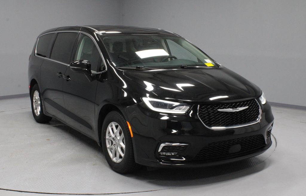 Used 2024 Chrysler Pacifica Touring-L