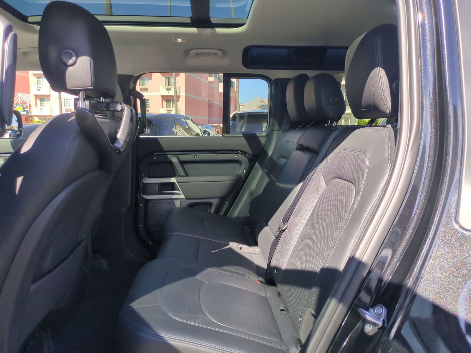 Used 2024 Land Rover Defender 110 SE image 25