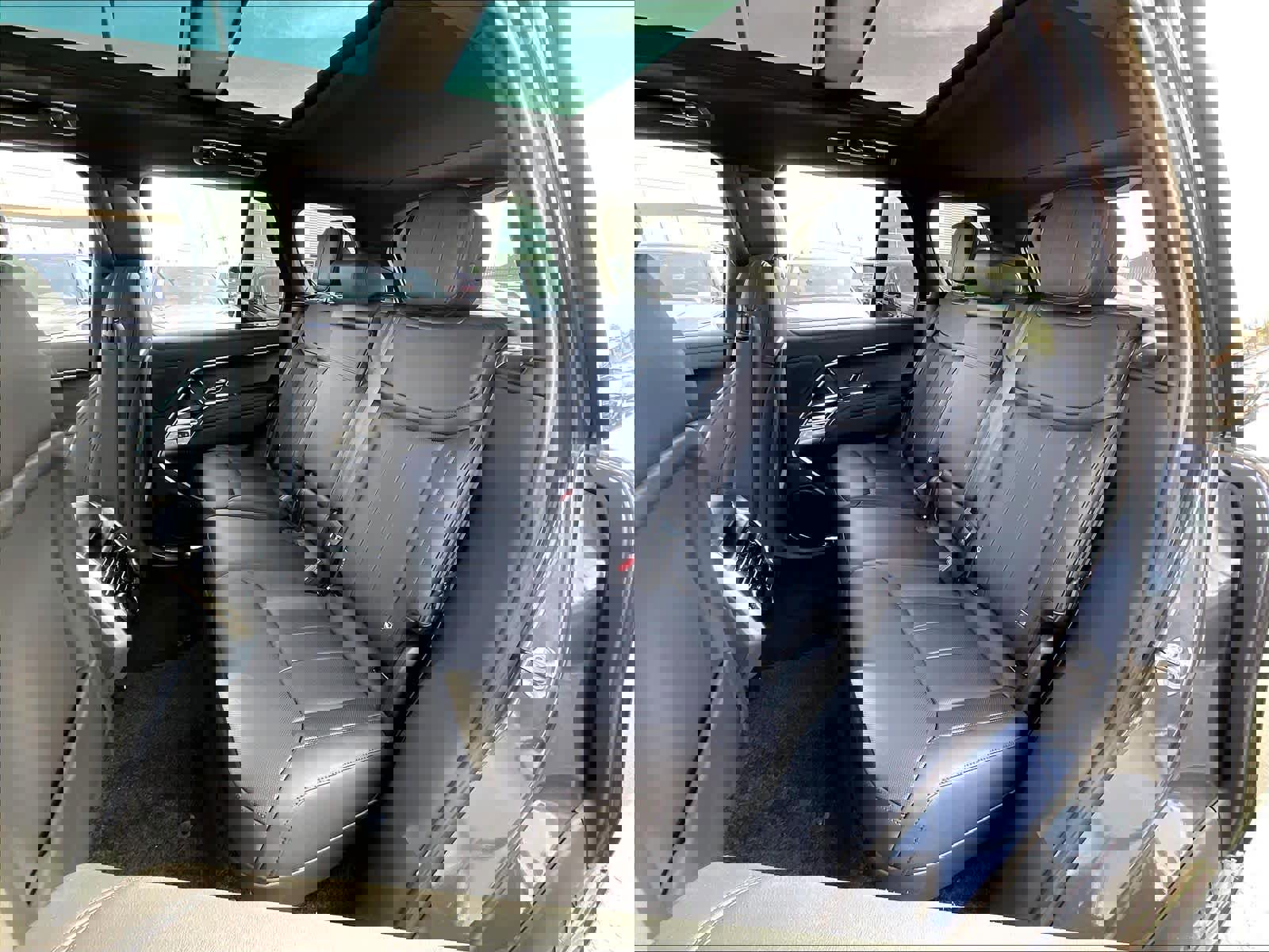 New 2025 Land Rover Range Rover SE image 12