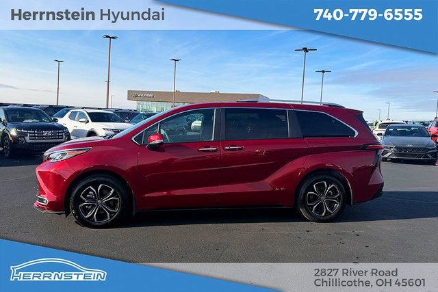 Used 2025 Toyota Sienna Platinum image 4