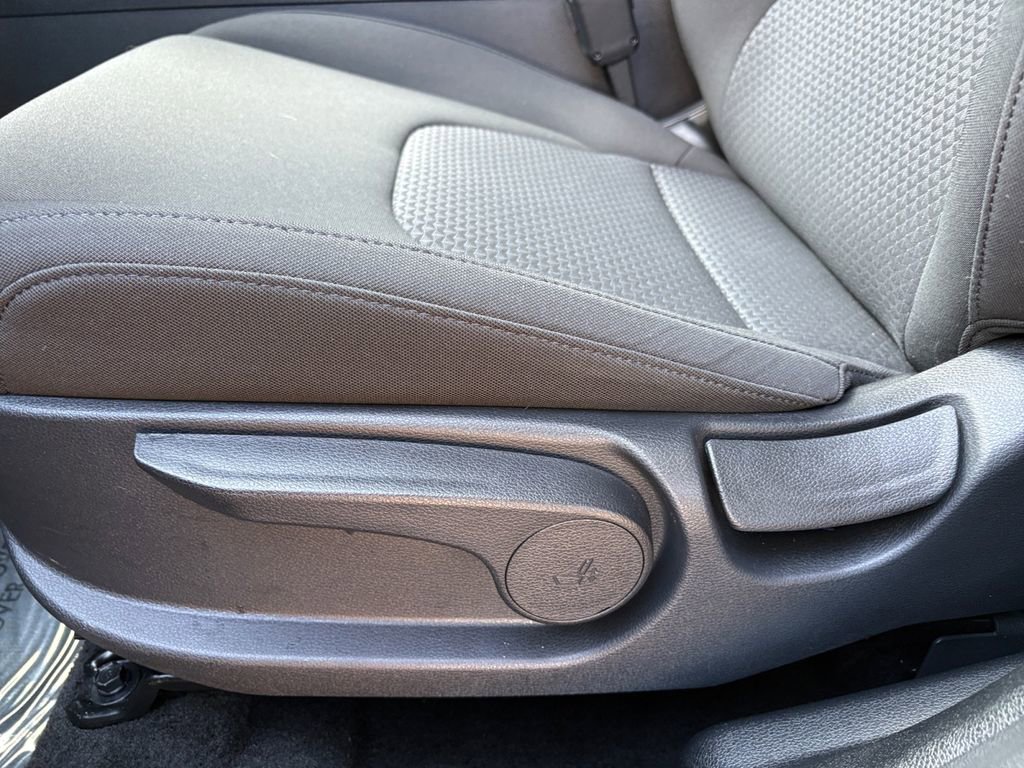 Used 2025 Kia Sportage LX image 19