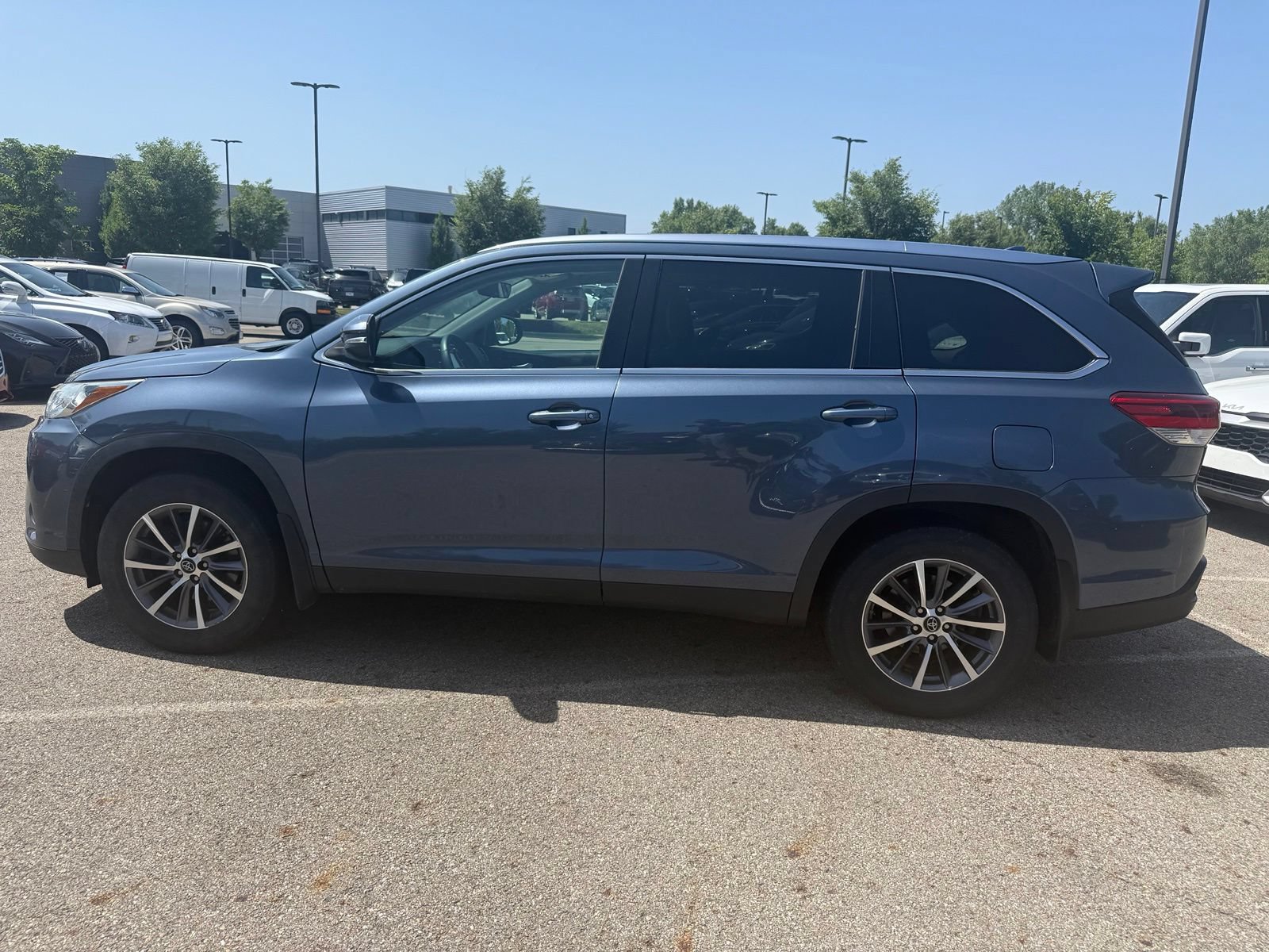 Used 2019 Toyota Highlander XLE AWD/4WD image 8