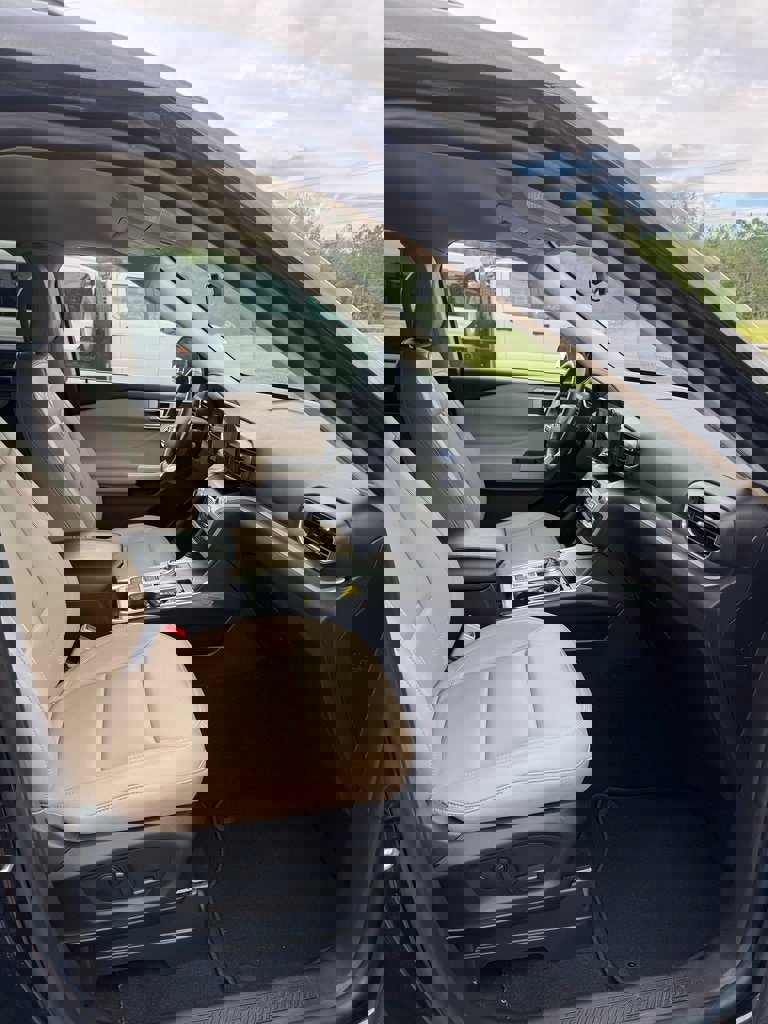 Used 2024 Ford Explorer XLT w/ Equipment Group 202A image 9