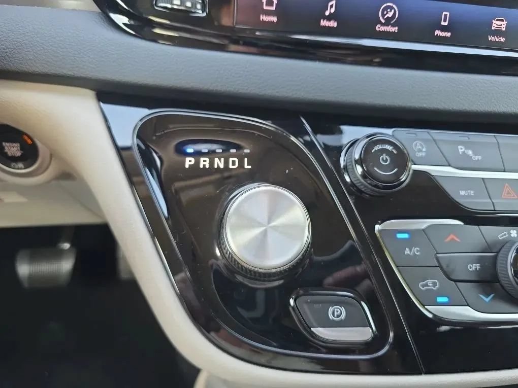 Used 2023 Chrysler Pacifica Touring-L FWD image 30