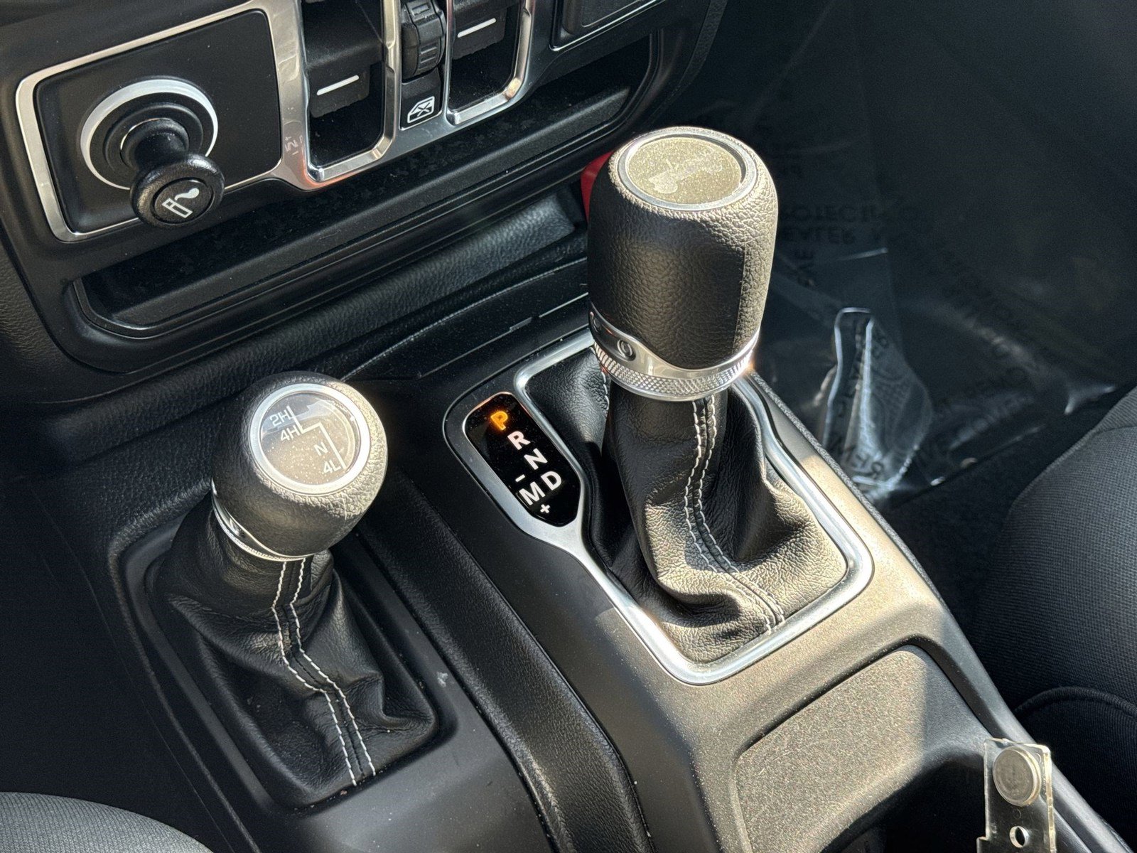 Used 2023 Jeep Wrangler Sahara image 26