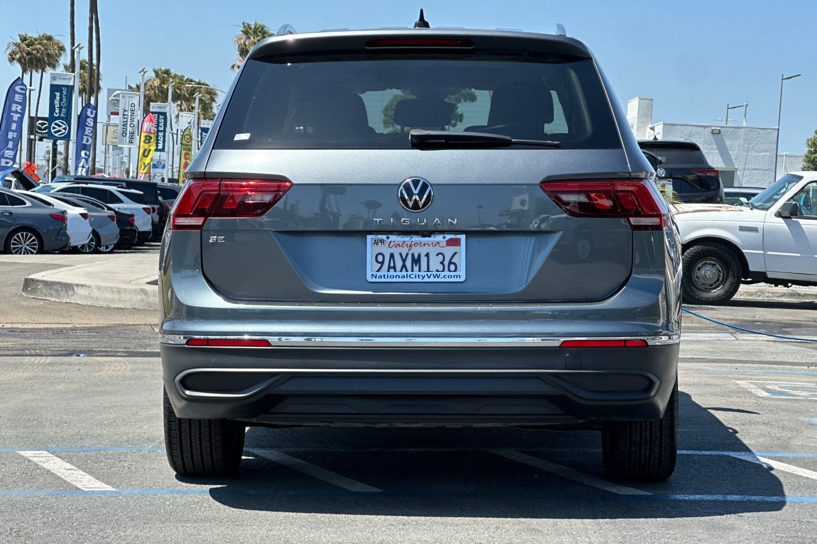 Used 2022 Volkswagen Tiguan SE w/ Panoramic Sunroof Package FWD image 5