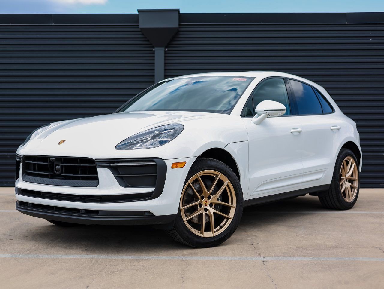 Certified 2025 Porsche Macan image 1