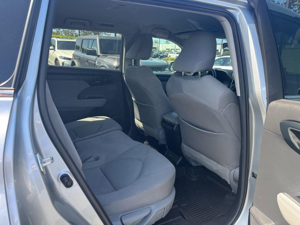 Used 2021 Toyota Highlander LE image 7