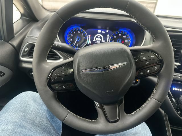 Used 2025 Chrysler Pacifica Limited FWD image 12