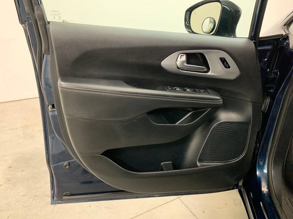 Used 2025 Chrysler Pacifica Limited FWD image 18