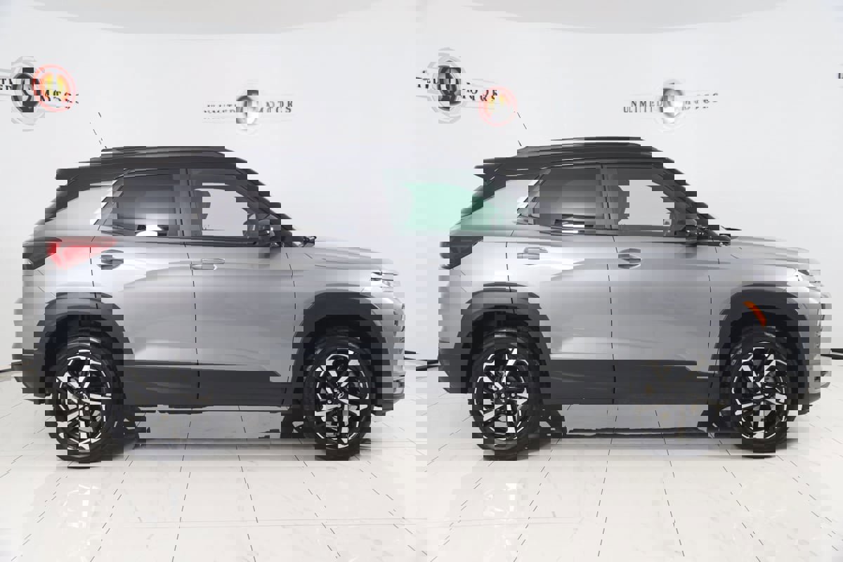 Used 2023 Chevrolet TrailBlazer RS image 2