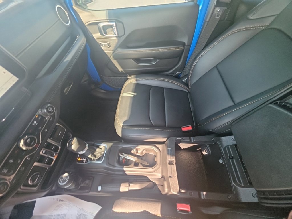 Used 2025 Jeep Gladiator Sport AWD/4WD image 24