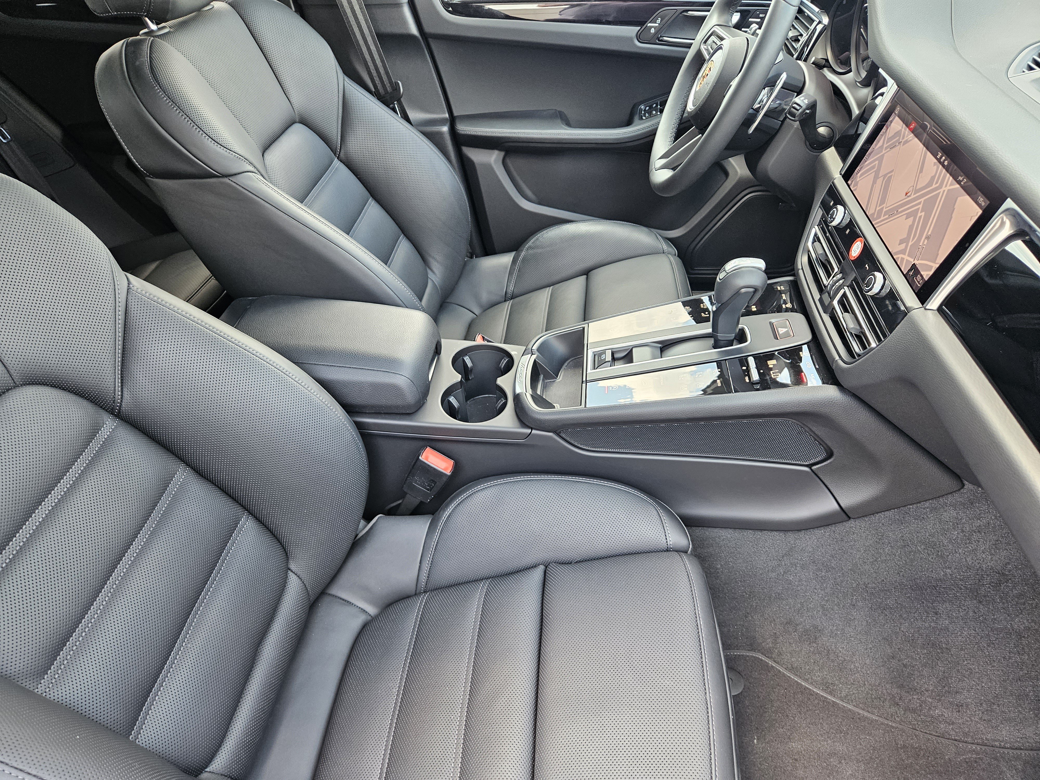 Certified 2025 Porsche Macan AWD/4WD image 15