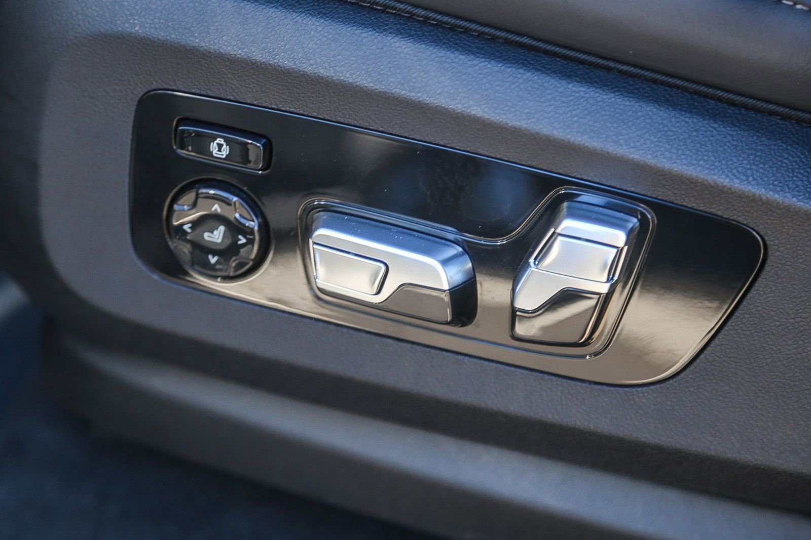 Used 2024 BMW X7 xDrive40i w/ Executive Package image 23