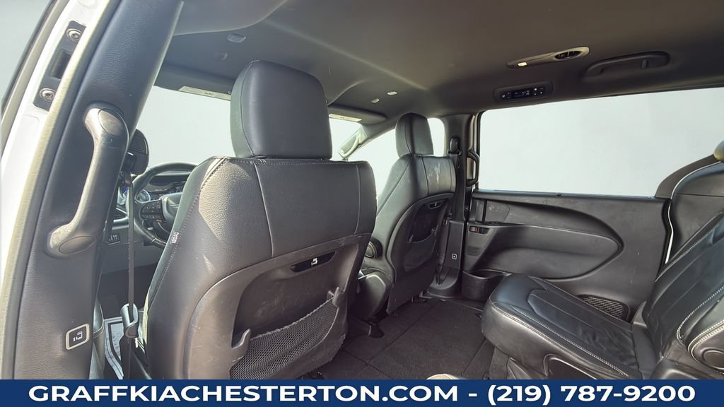 Used 2020 Chrysler Pacifica Touring-L w/ Premium Audio Group FWD image 35