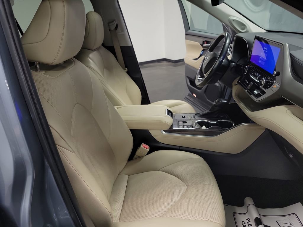 Used 2023 Toyota Highlander Limited image 26