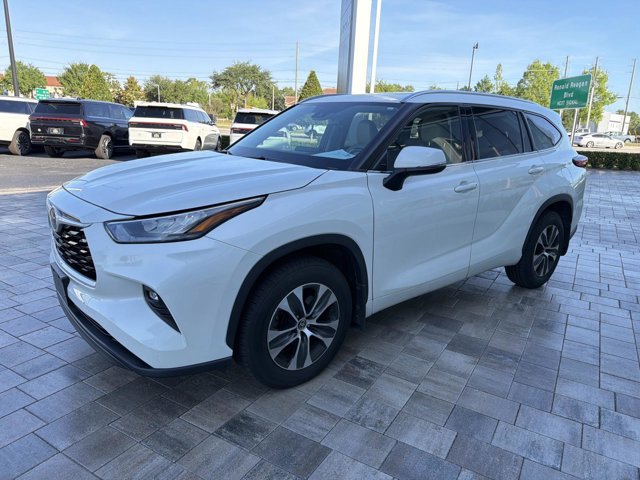Used 2020 Toyota Highlander XLE AWD/4WD image 4