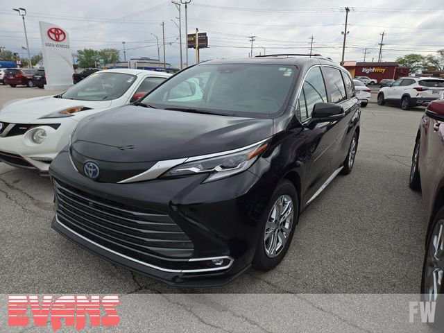 Used 2023 Toyota Sienna Platinum AWD/4WD image 3