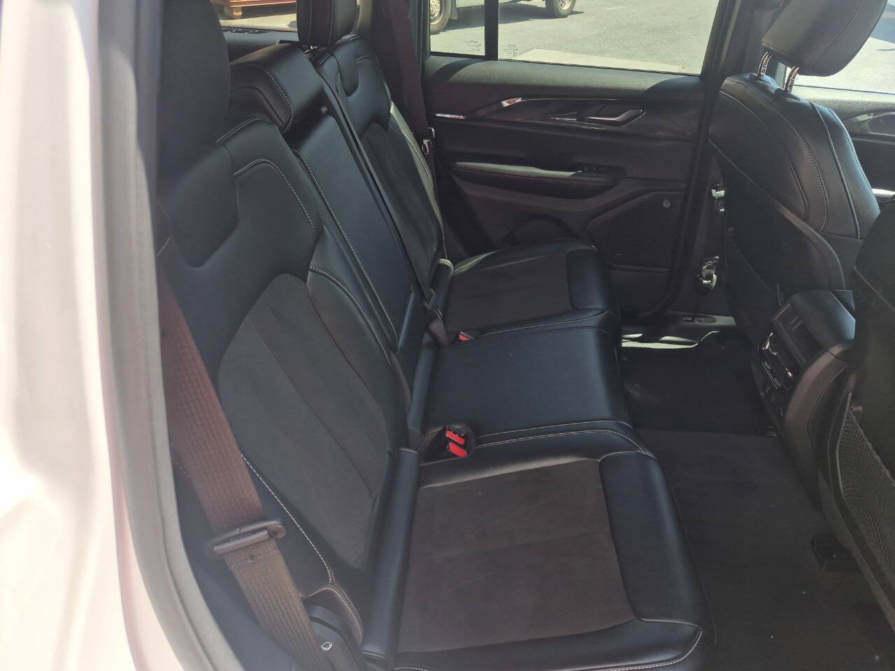 Used 2023 Jeep Grand Cherokee Altitude AWD/4WD image 9