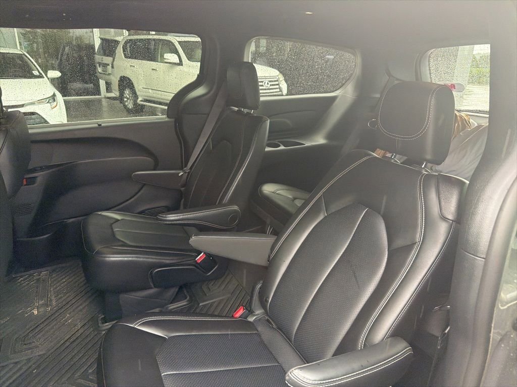 Used 2025 Chrysler Pacifica Select FWD image 6
