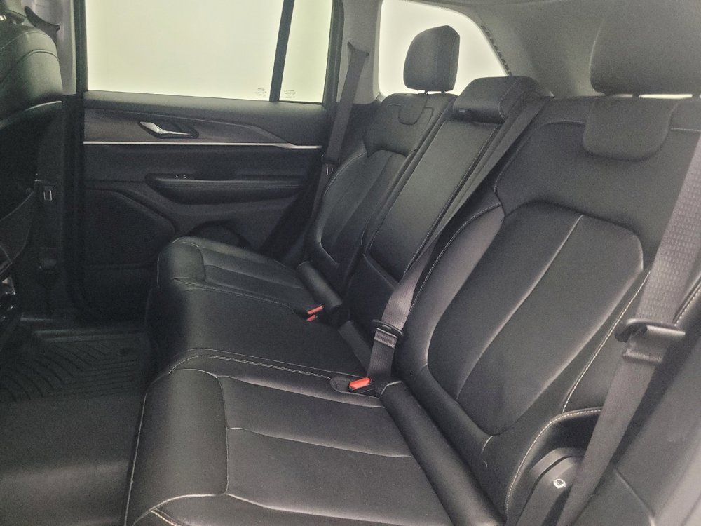 Used 2023 Jeep Grand Cherokee Limited w/ Black Appearance Package AWD/4WD image 18