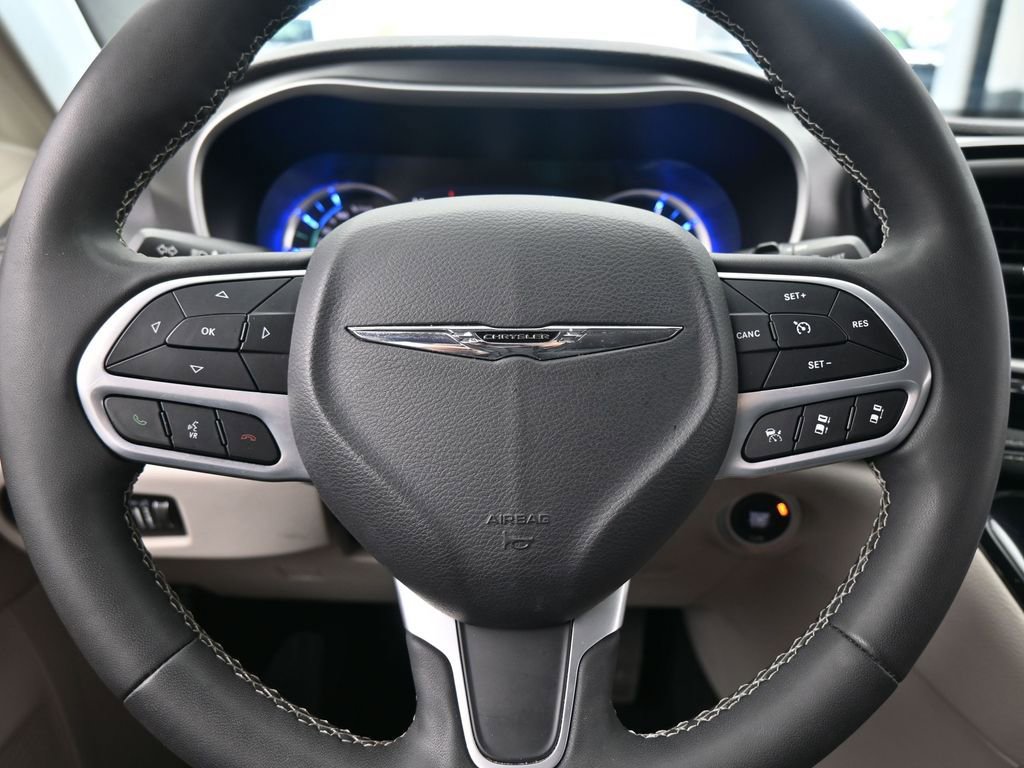 Used 2024 Chrysler Pacifica Select image 29