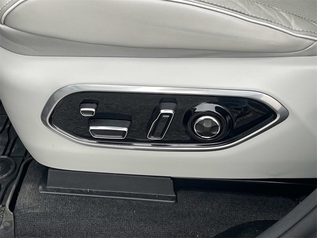 Used 2022 Jeep Grand Cherokee Overland w/ Luxury Tech Group IV image 11