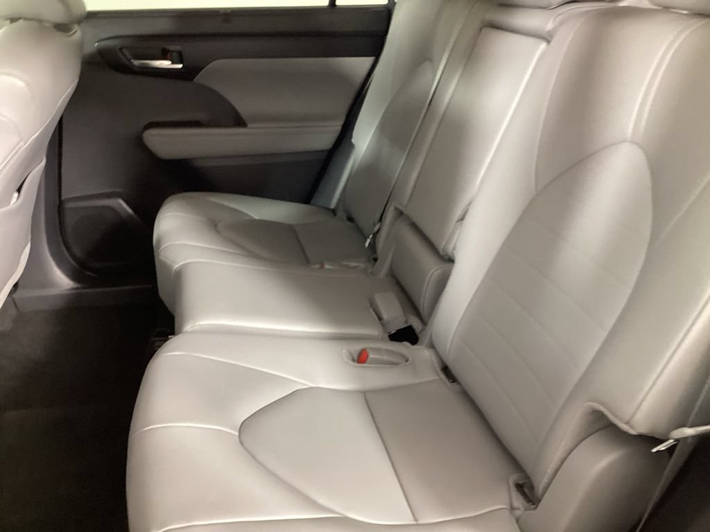 Used 2025 Toyota Highlander XLE AWD/4WD image 20