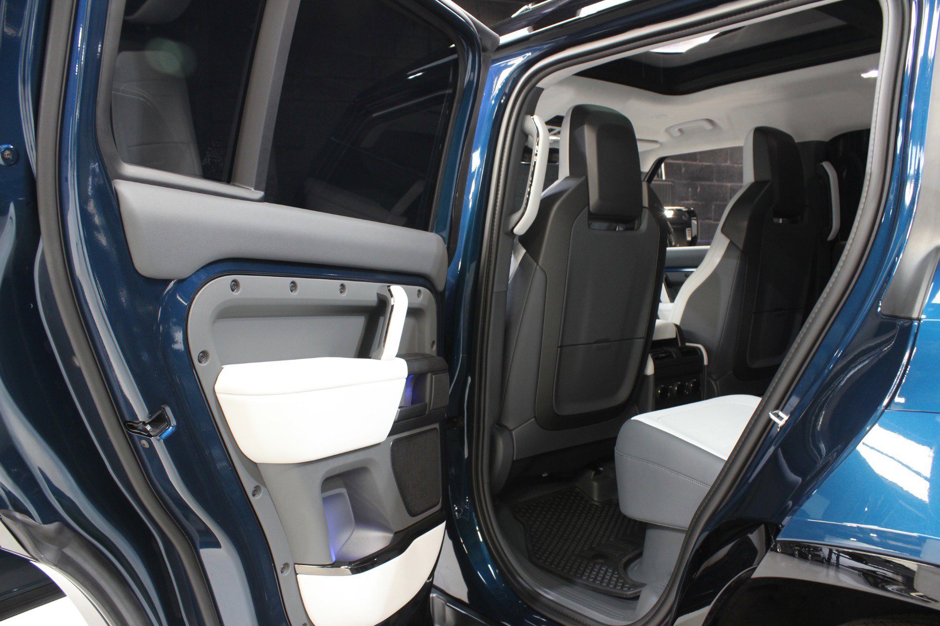 Used 2026 Land Rover Defender 110 image 43